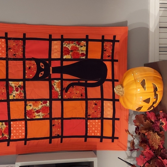 Halloween Cat Hanging Quilt - Picture 4 of 5